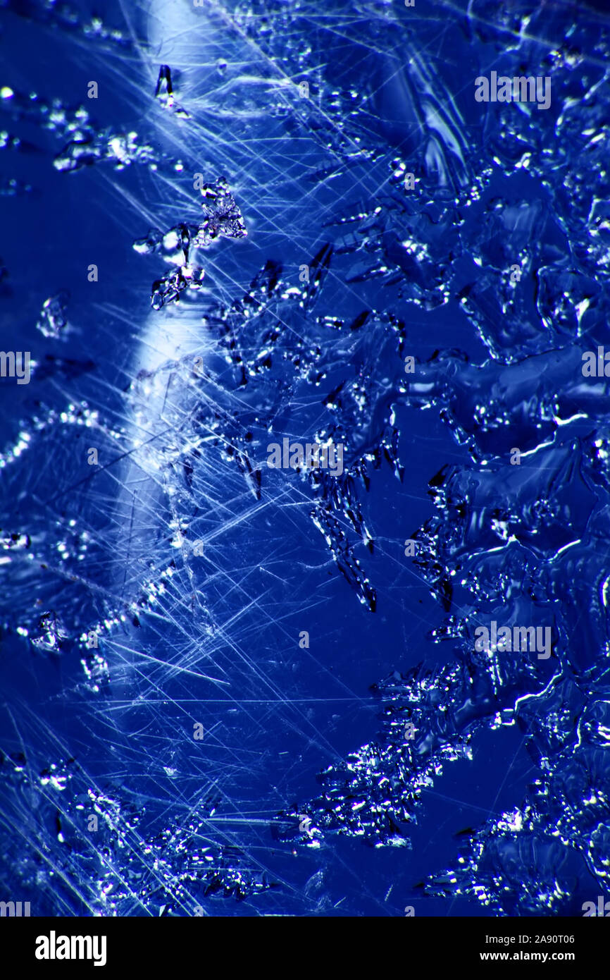 La première et mince couche de glace sur une flaque d'eau transparente et délicate Banque D'Images