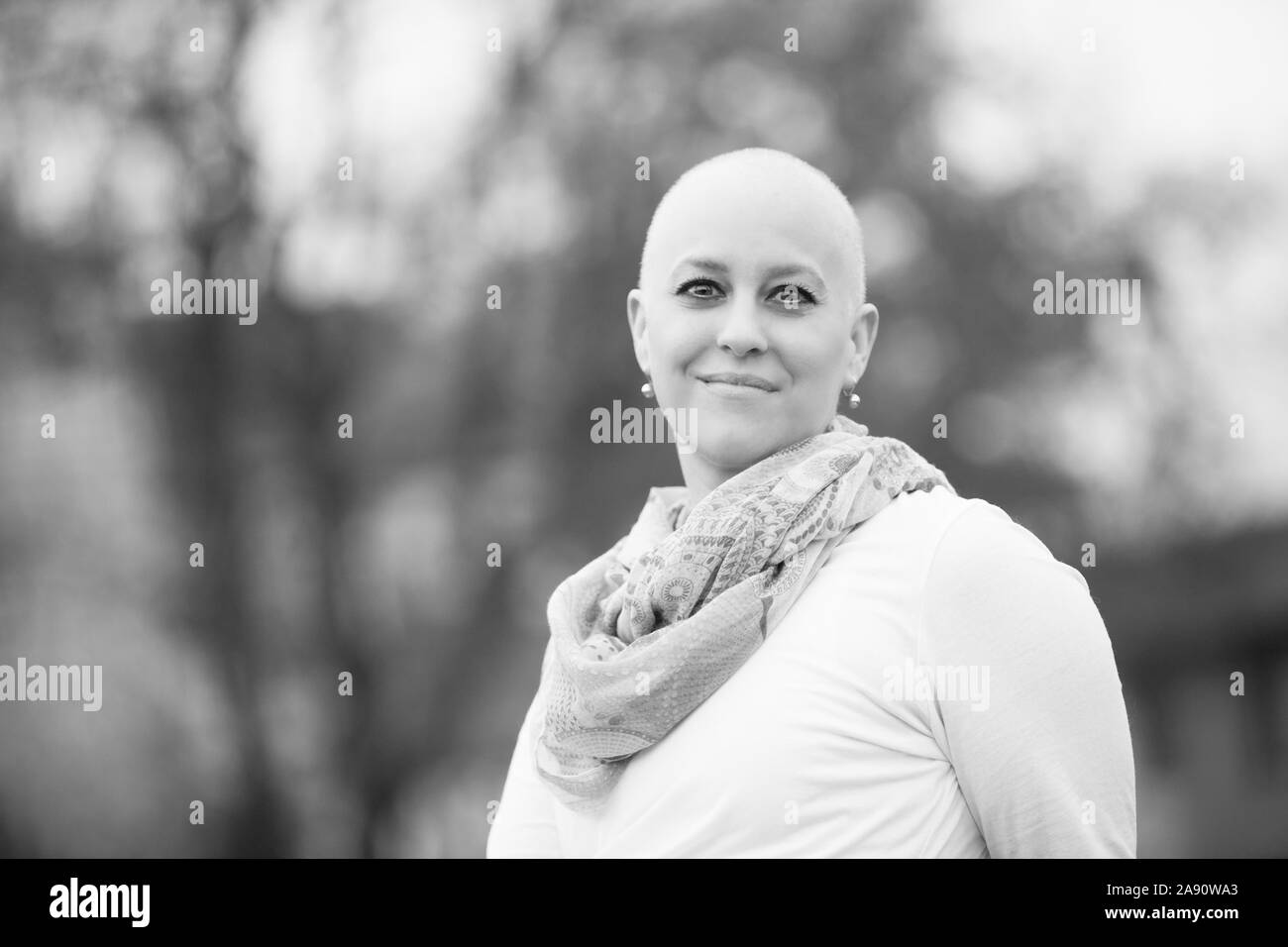 Portrait d'une belle bold femmes pendant le traitement du cancer de la chimiothérapie. Banque D'Images
