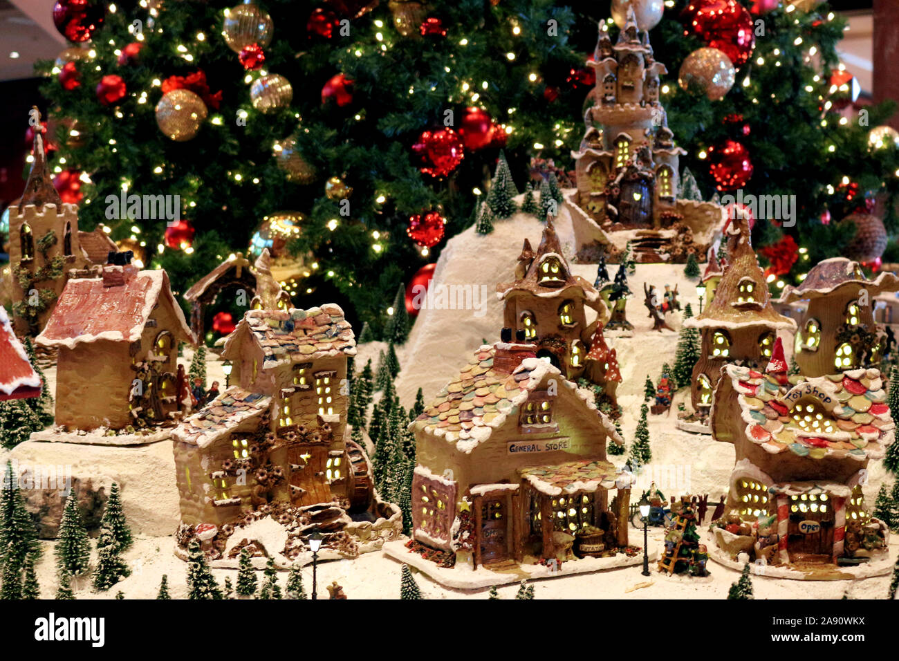 Village enneigé diorama décoré avec les fêtes de Noël Banque D'Images