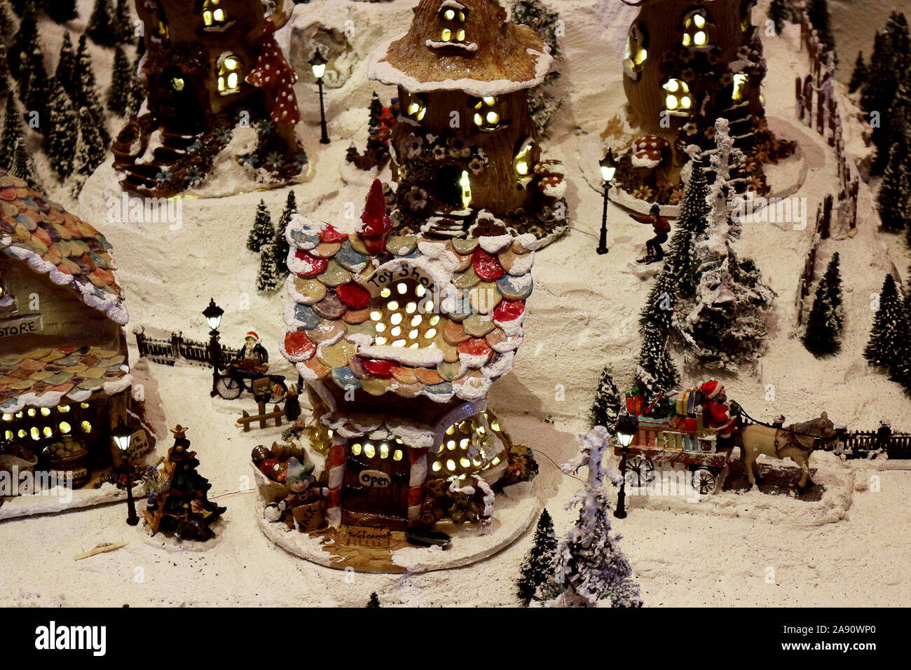 Village enneigé diorama décoré avec les fêtes de Noël Banque D'Images