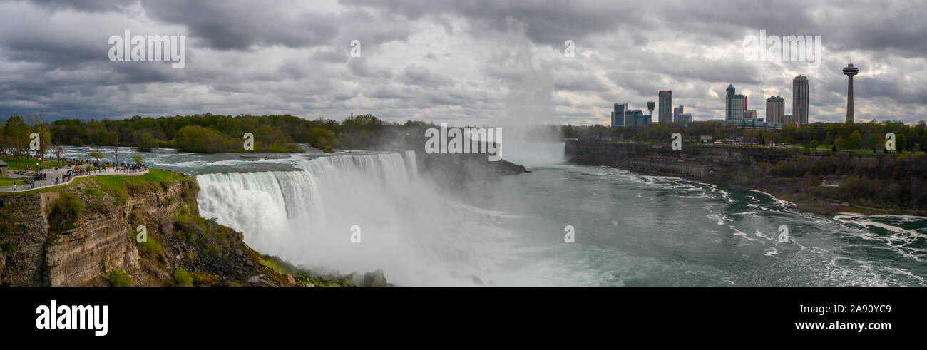 Chutes du Niagara depuis la tour d'observation Banque D'Images