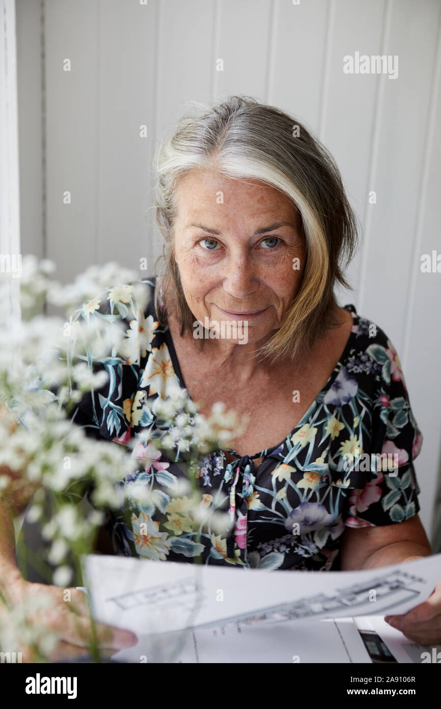 Senior woman looking at camera Banque D'Images