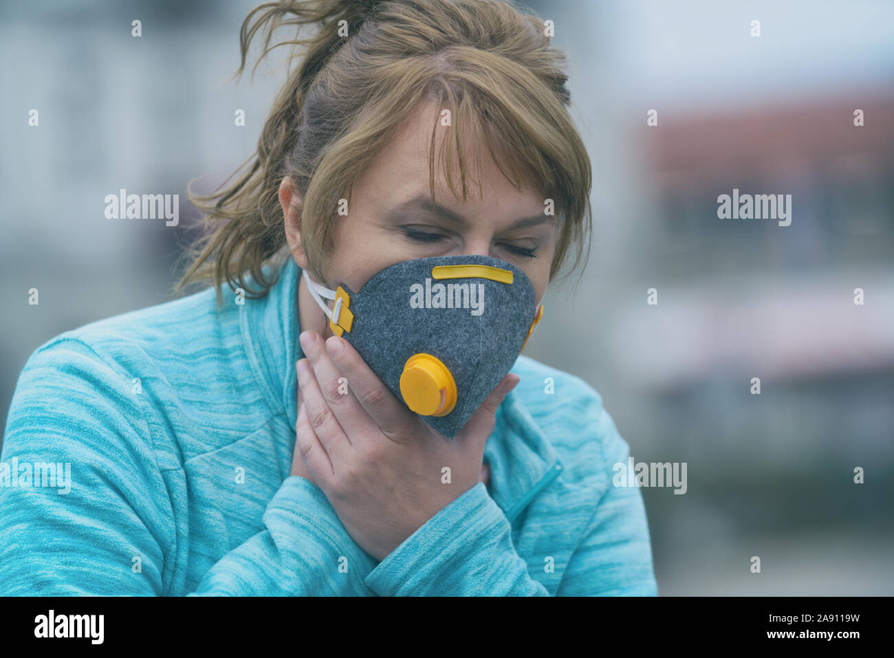 Femme portant un véritable programme de lutte contre la pollution, le smog et les virus anti-masque de visage ; smog intense dans l'air. Banque D'Images