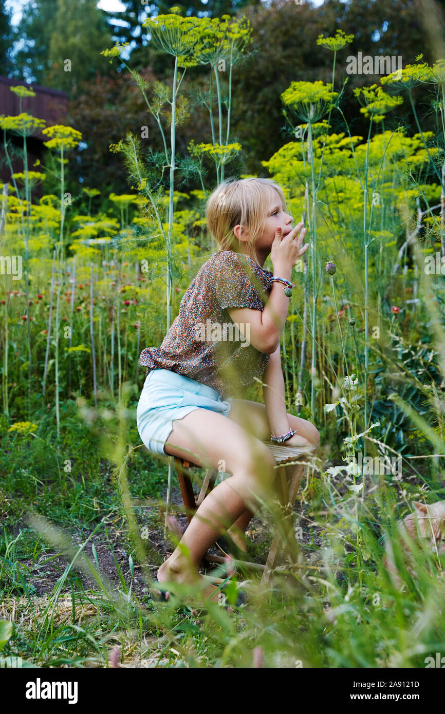 Fille dans le jardin Banque D'Images