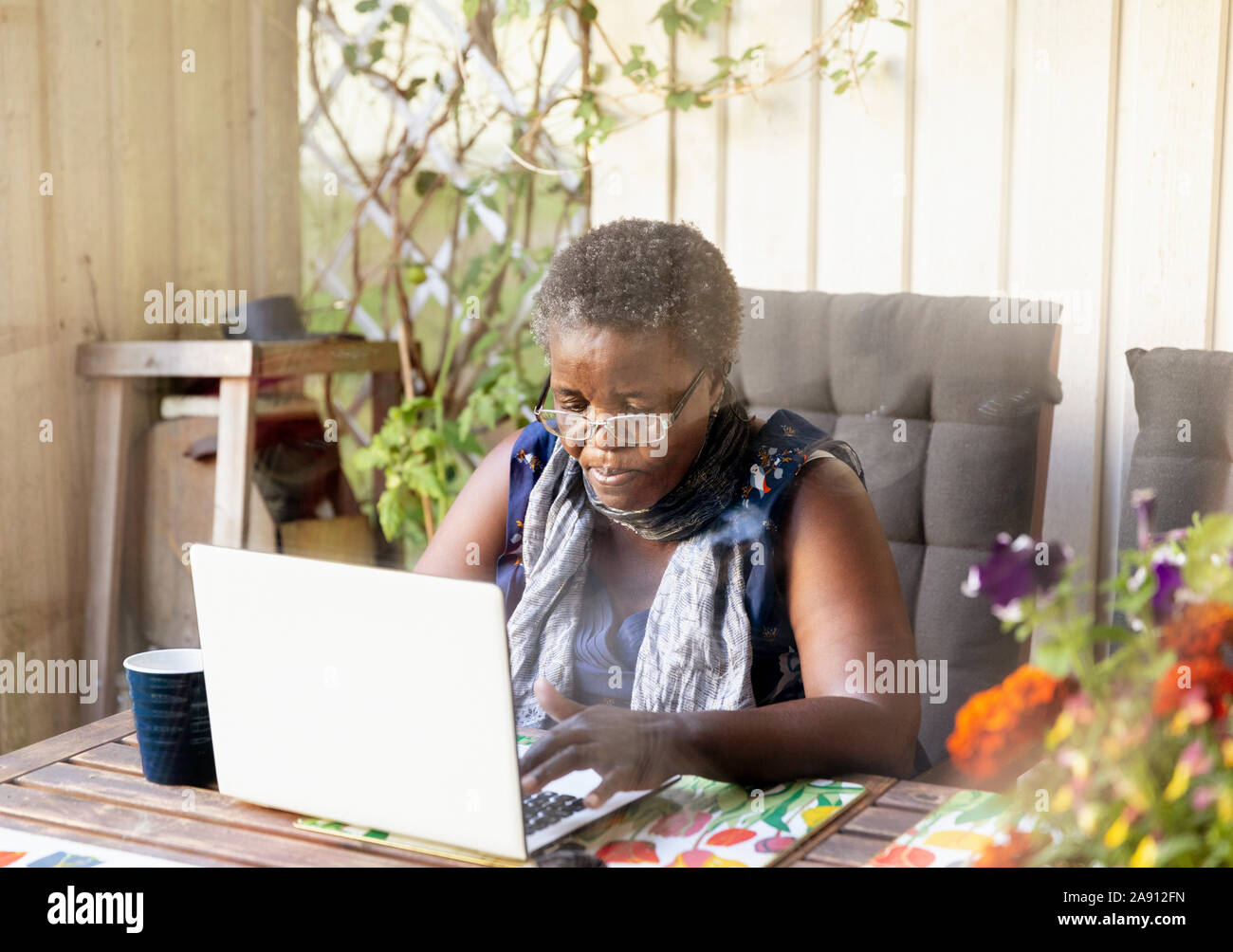Woman using laptop Banque D'Images