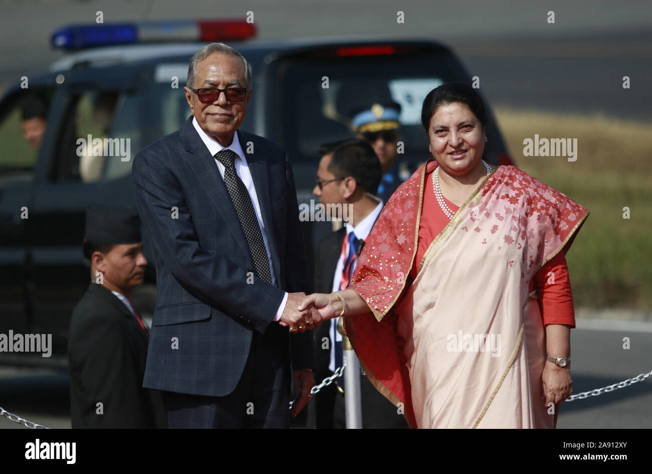 Katmandou, Népal. 12 Nov, 2019. Le Président du Bangladesh Abdul Hamid (L), serre la main du président du Népal Bidhya Devi Bhandari lors de son arrivée à l'aéroport international de Tribhuvan à Katmandou le Mardi, Novembre 12, 2019. Credit : Dipen Shrestha/ZUMA/Alamy Fil Live News Banque D'Images