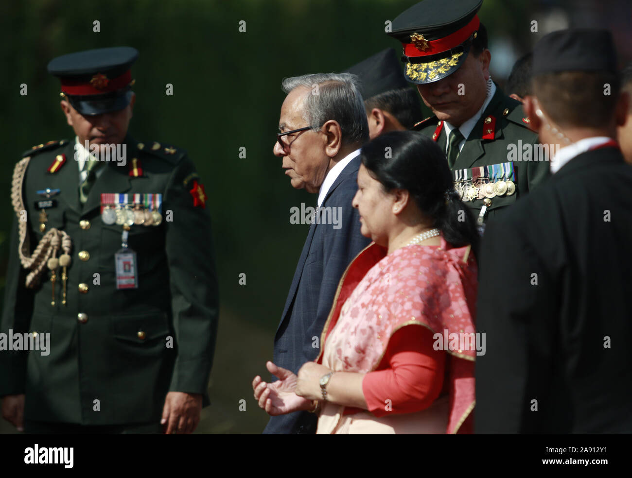 Katmandou, Népal. 12 Nov, 2019. Le Président du Bangladesh Abdul Hamid (L) promenades avec le président du Népal Bidhya Devi Bhandari lors de son arrivée à l'aéroport international de Tribhuvan à Katmandou le Mardi, Novembre 12, 2019. Credit : Dipen Shrestha/ZUMA/Alamy Fil Live News Banque D'Images
