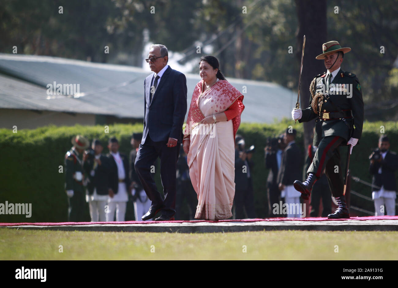 Katmandou, Népal. 12 Nov, 2019. Le Président du Bangladesh Abdul Hamid (L) promenades avec le président du Népal Bidhya Devi Bhandari lors de son arrivée à l'aéroport international de Tribhuvan à Katmandou le Mardi, Novembre 12, 2019. Credit : Dipen Shrestha/ZUMA/Alamy Fil Live News Banque D'Images