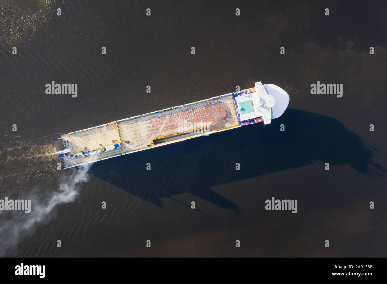 Grand voile cargo la mer. Haut de page vue aérienne Banque D'Images