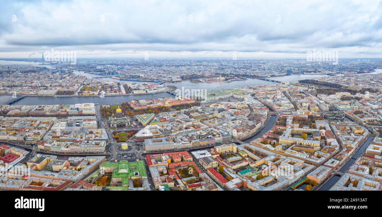 Grande vue panoramique aérienne de Saint-Pétersbourg, la Russie au jour nuageux. Hermitage, l'amirauté, la cathédrale Saint Isaac, la forteresse Pierre et Paul et l'homme Banque D'Images