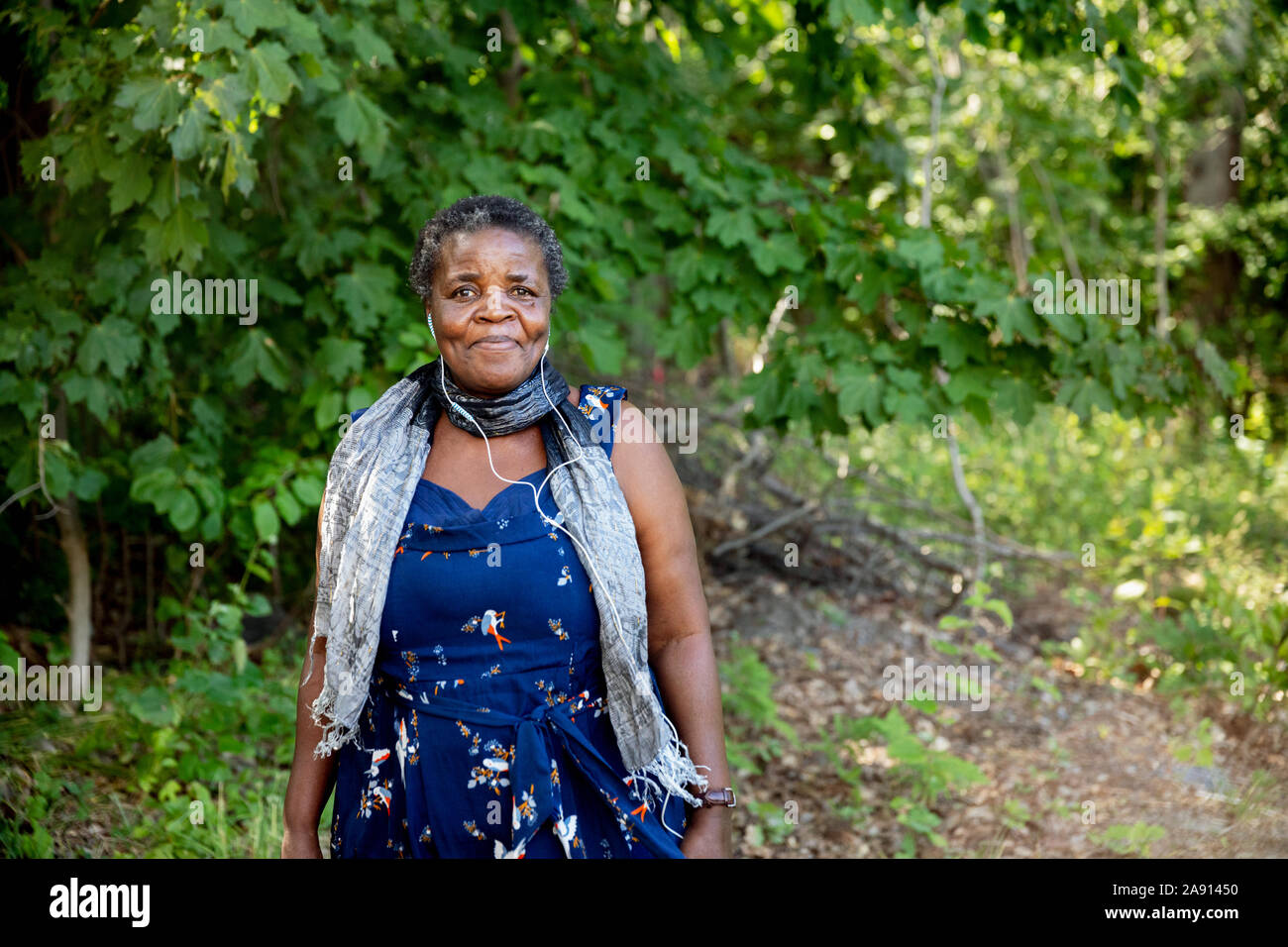 Smiling woman looking at camera Banque D'Images