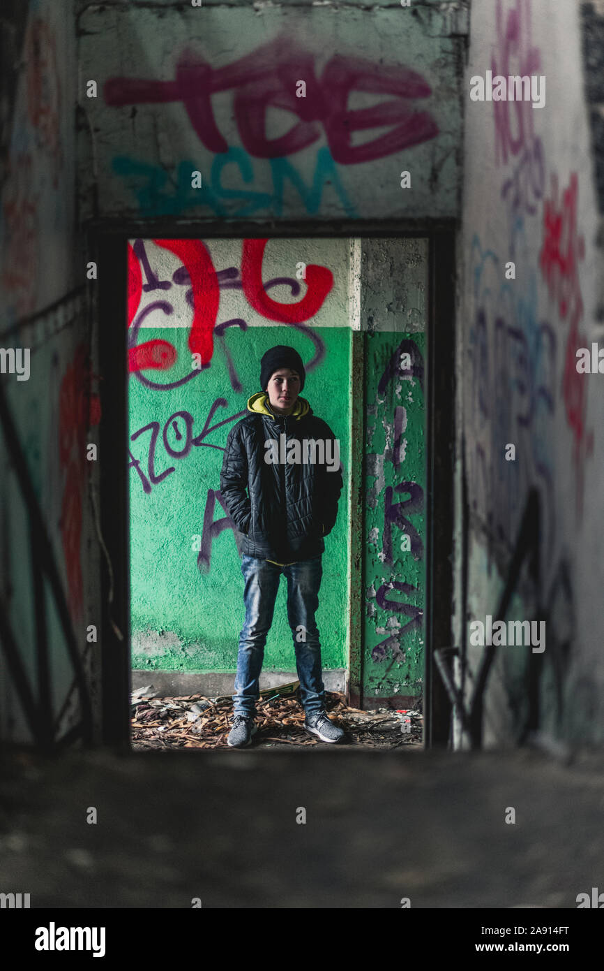 Adolescent à l'intérieur de bâtiment abandonné Banque D'Images