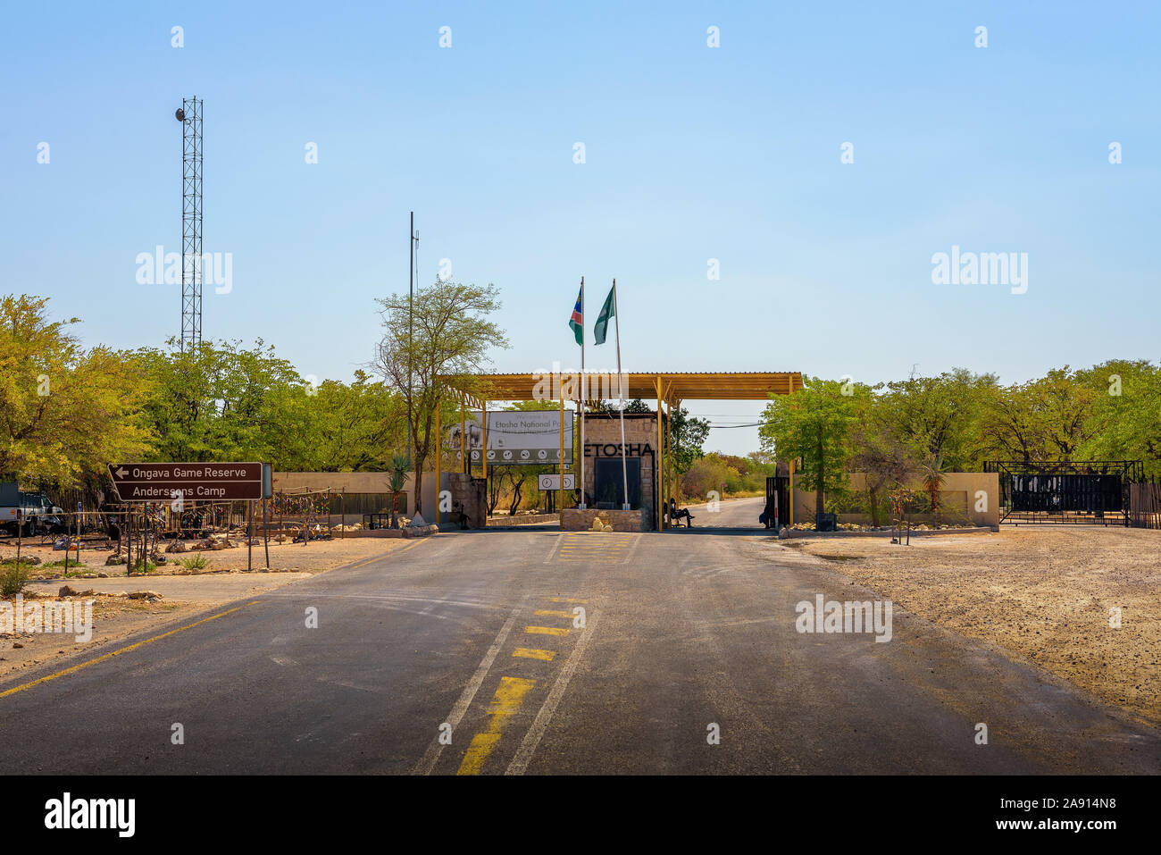 Anderson Gate du Parc National d'Etosha en Namibie et le panneau d'entrée Banque D'Images