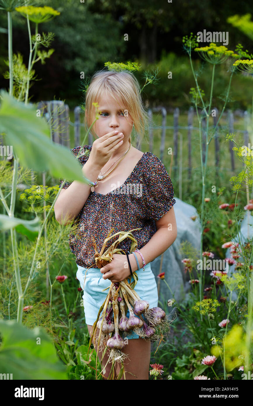 Fille dans le jardin Banque D'Images