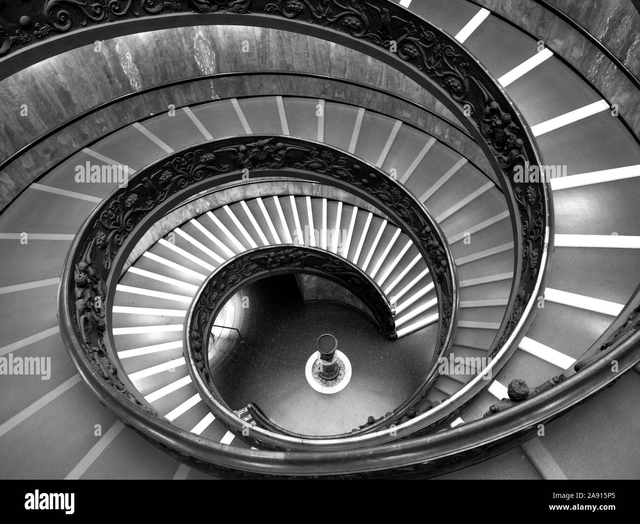 ROME, ITALIE - 21 octobre 2019 : l'Escalier Bramante est une double hélice, avoir deux escaliers permettant aux gens d'ascensionner sans rencontrer des gens desce Banque D'Images