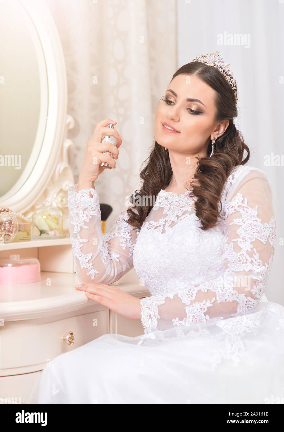 Belle jeune mariée in white dress posing Banque D'Images