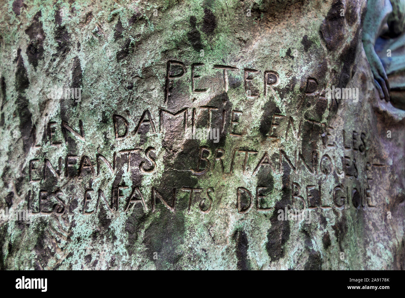 Le Français inscription sur statue de Peter Pan, parc d'Egmont, Bruxelles, Belgique. Banque D'Images