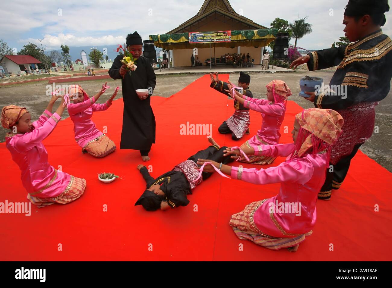 Danse rituelle de la culture malais réalisée par des élèves du secondaire lors d'un événement sur les attractions culturelles de Kerinci à Kerinci, Jambi, Indonésie. Banque D'Images