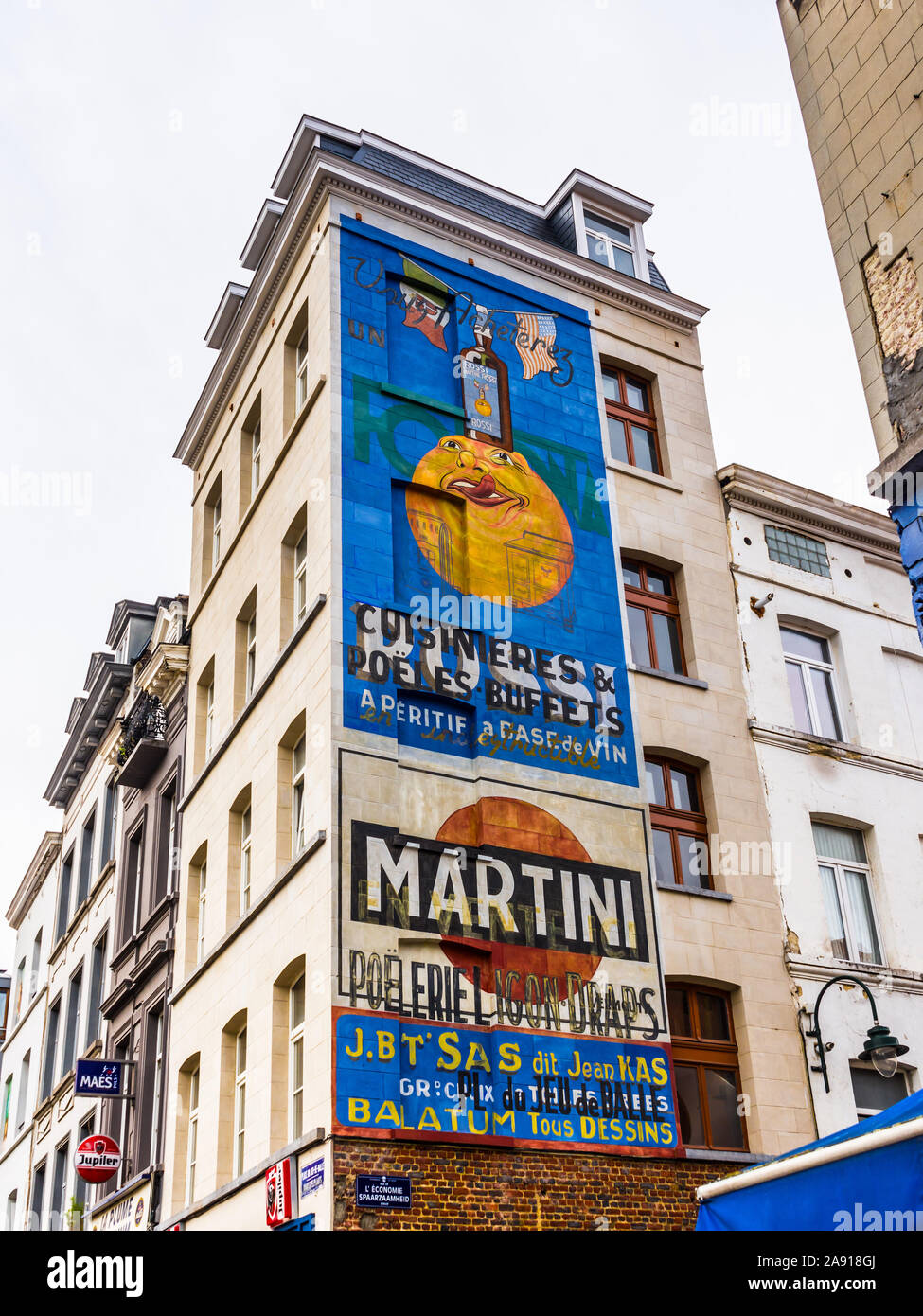 Vieux Martini Rossi boissons annonces repeint sur mur de la ville - Bruxelles, Belgique. Banque D'Images