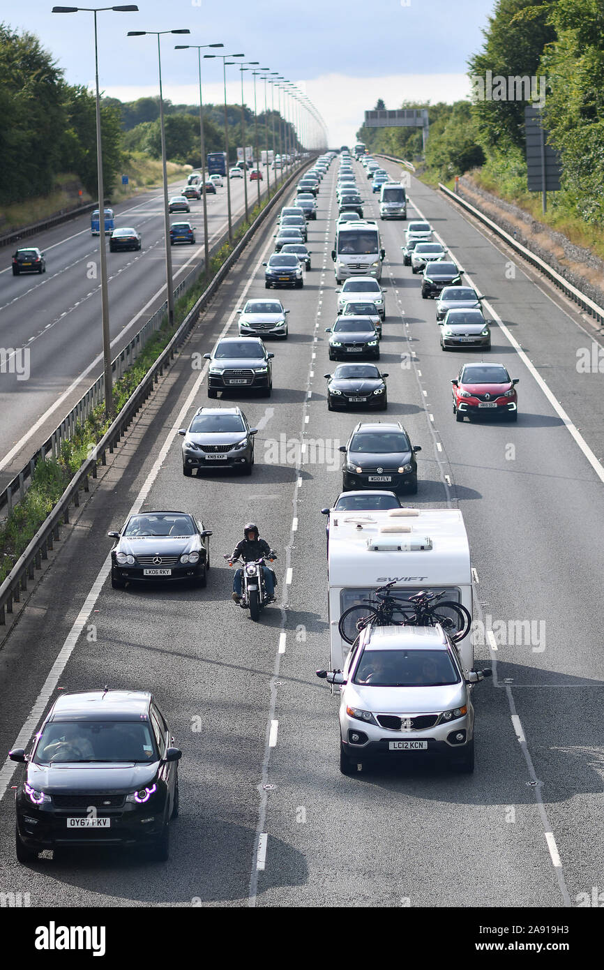 La circulation sur autoroute M40 à High Wycombe comme les gens voyagent à travers le pays sur le premier week-end de l'été. 21 juillet 19. Banque D'Images