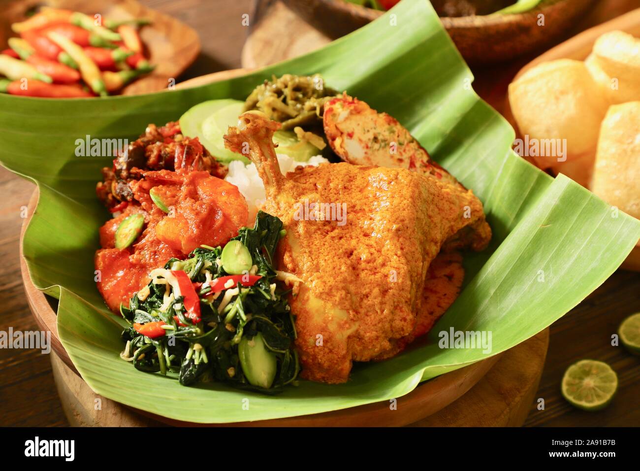 Gulai Ayam Nasi Padang. Padang populaires repas de poulet au curry avec du riz comme principale d'accompagnement. Banque D'Images