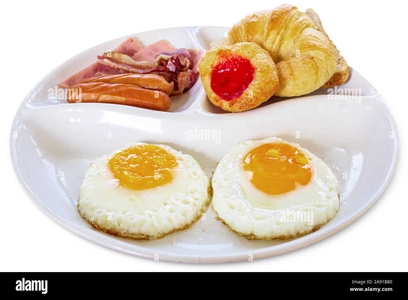 Petit déjeuner avec des œufs, du bacon, des saucisses et du pain isolé sur fond blanc, chemin de détourage inclus Banque D'Images