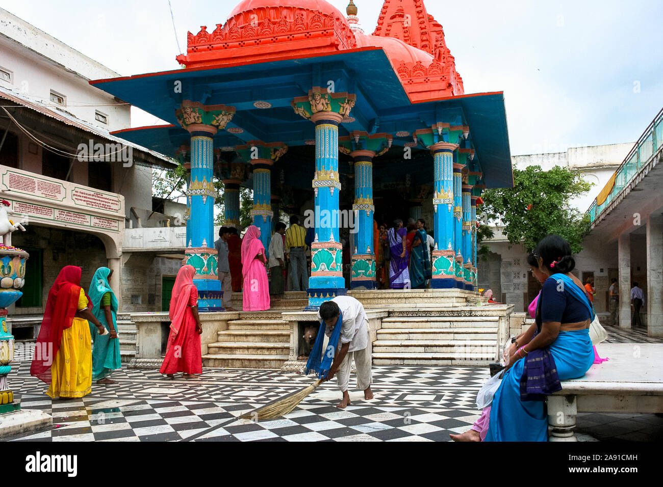 Pushkar, Rajasthan, Inde : un Dalit (intouchable) balaie la cour du temple dédiée au dieu Brahma Banque D'Images
