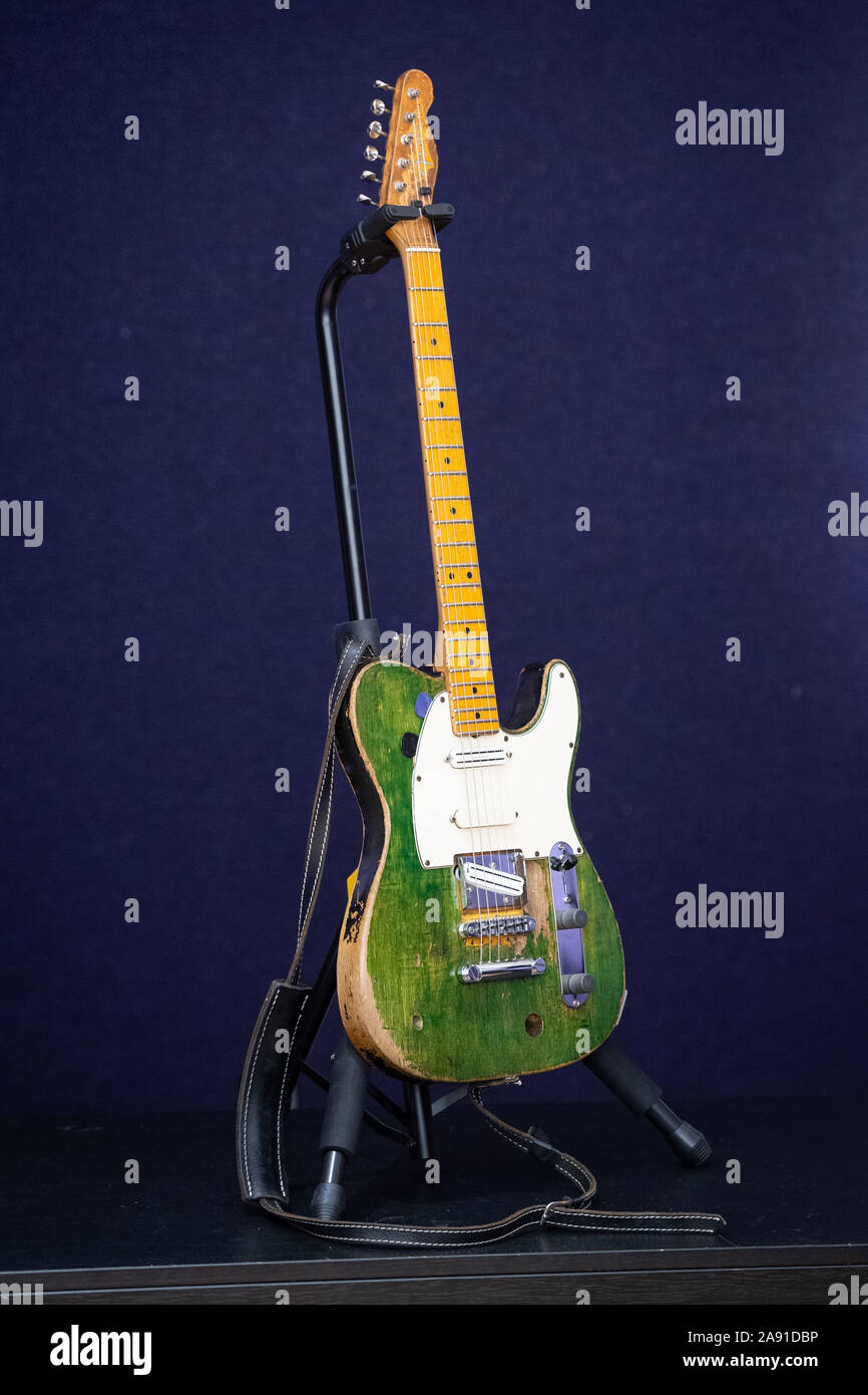 Green fender guitar Banque de photographies et d'images à haute résolution  - Alamy