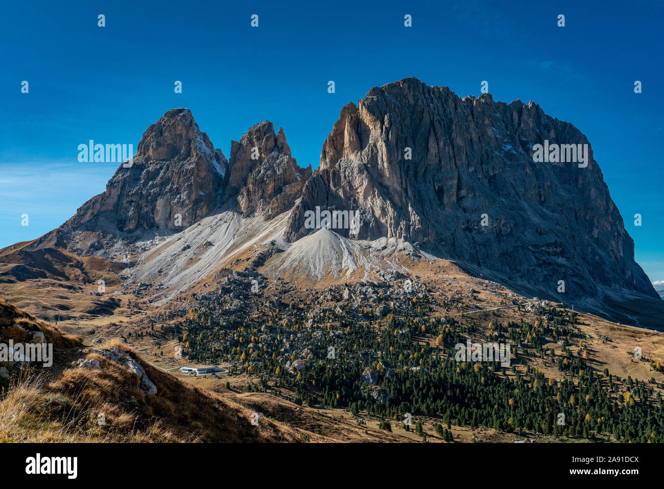 Vue panoramique sur la montagne de Langkofel Plattkofel et le sud-est par un beau jour d'automne Banque D'Images