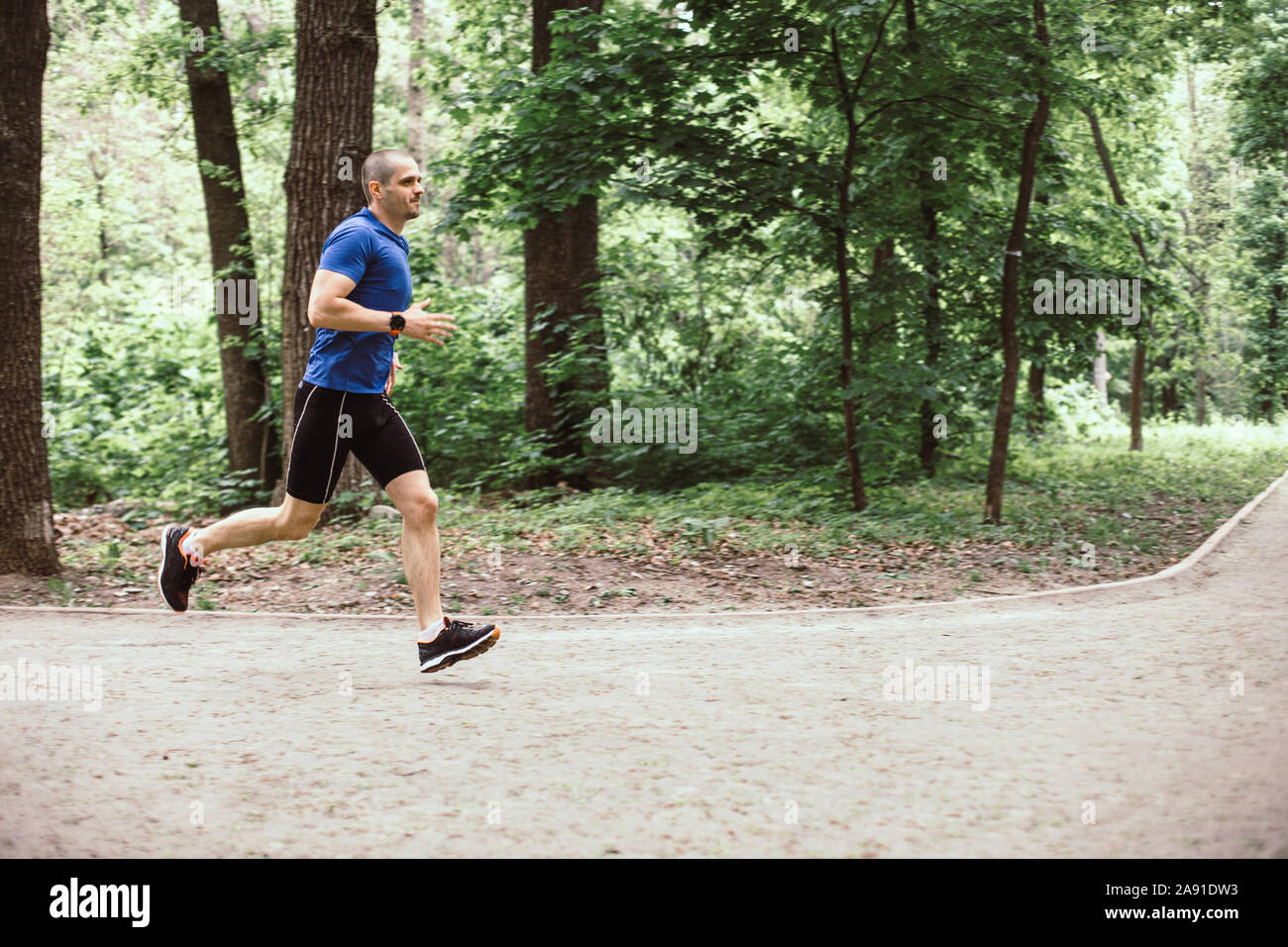 L'homme et de course dans la forêt ou parc urbain Banque D'Images