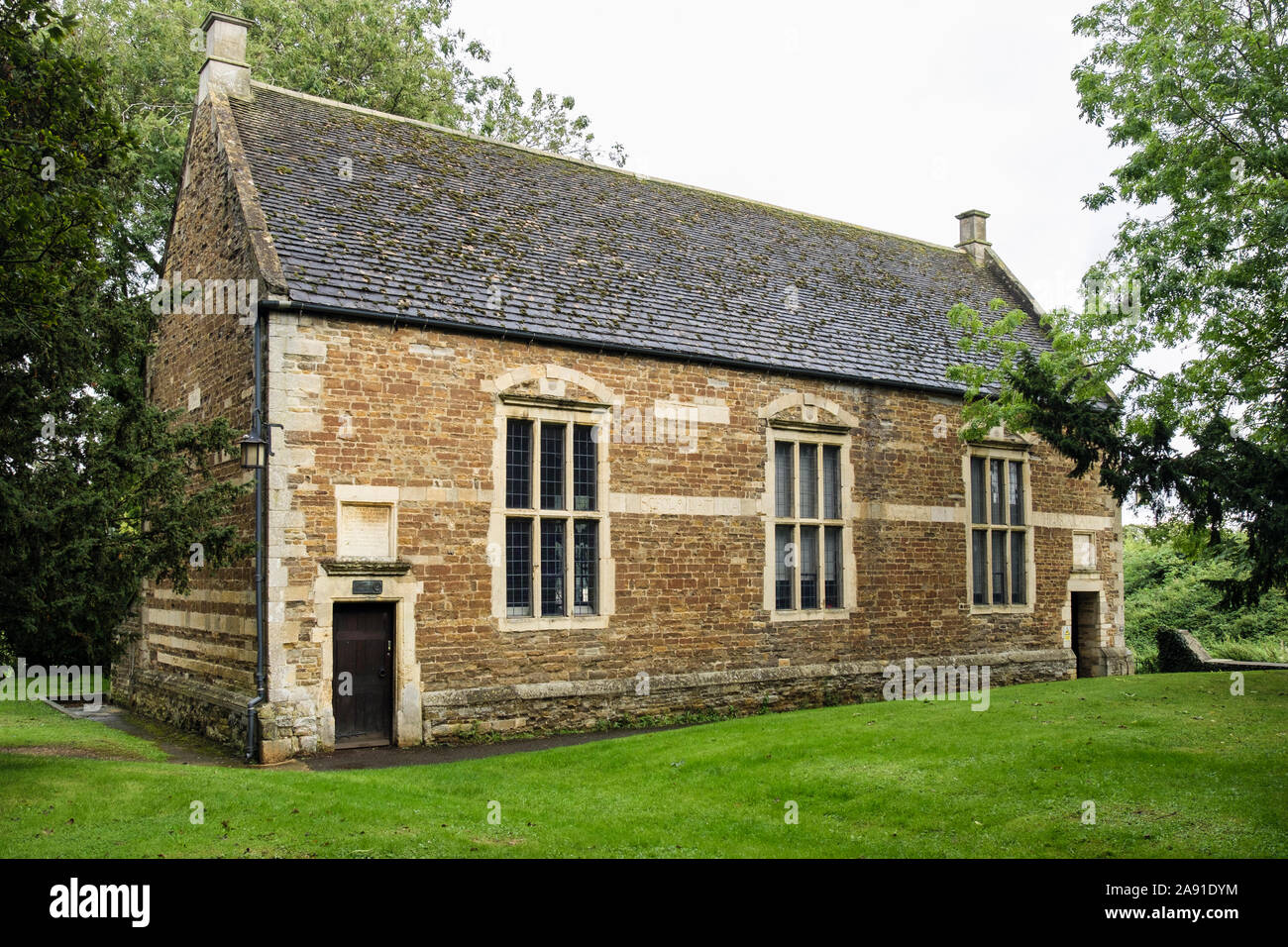 L'ancien bâtiment en pierre de l'école vers 1584 avec toiture en ardoise a été restauré en 1994. Cutts Fermer Park, Oakham, Rutland, England, UK, Grande-Bretagne Banque D'Images