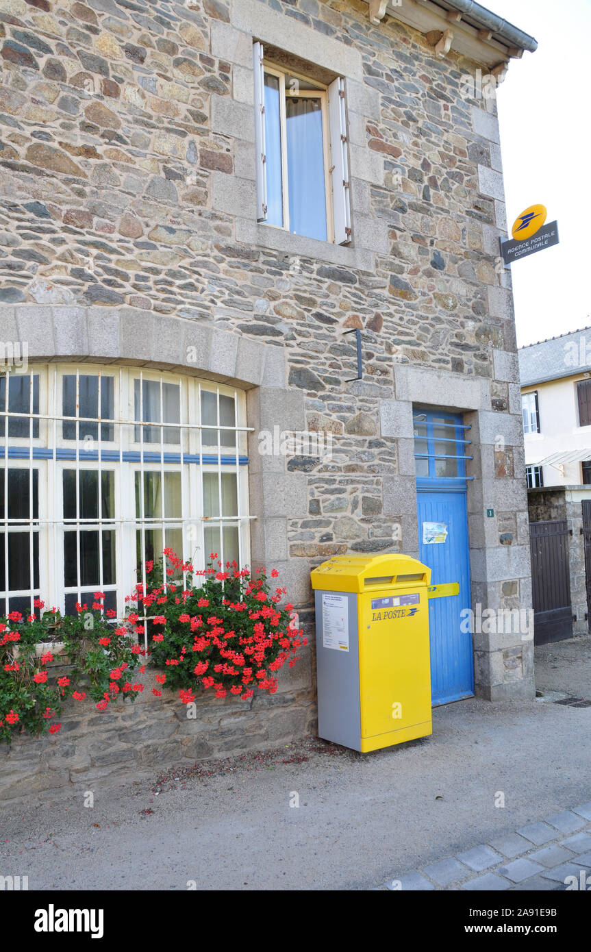 Village français bureau de poste, Bretagne Banque D'Images
