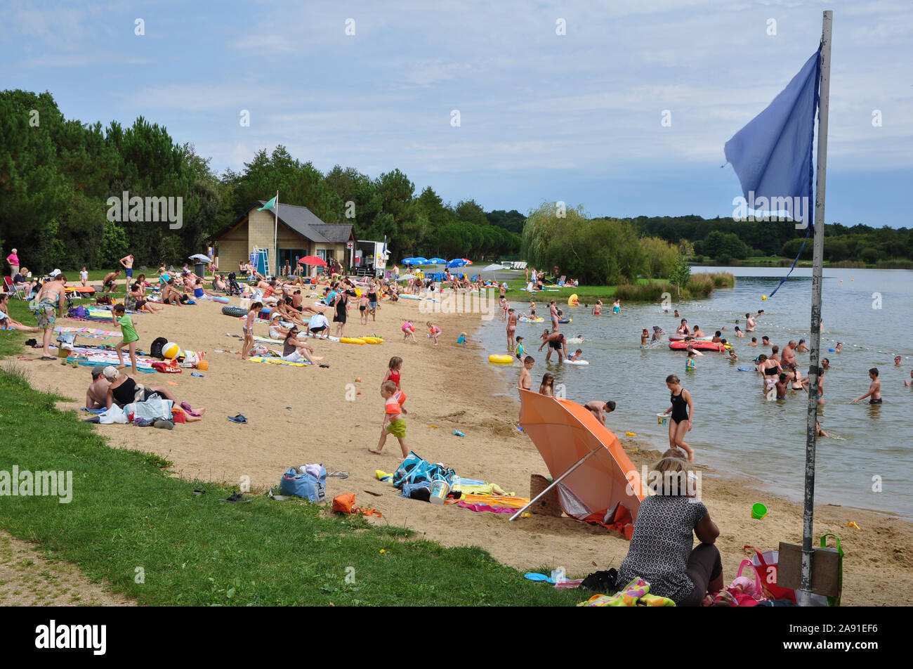 Plage au bord du lac, l'Etang de Buhel, France Photo Stock - Alamy