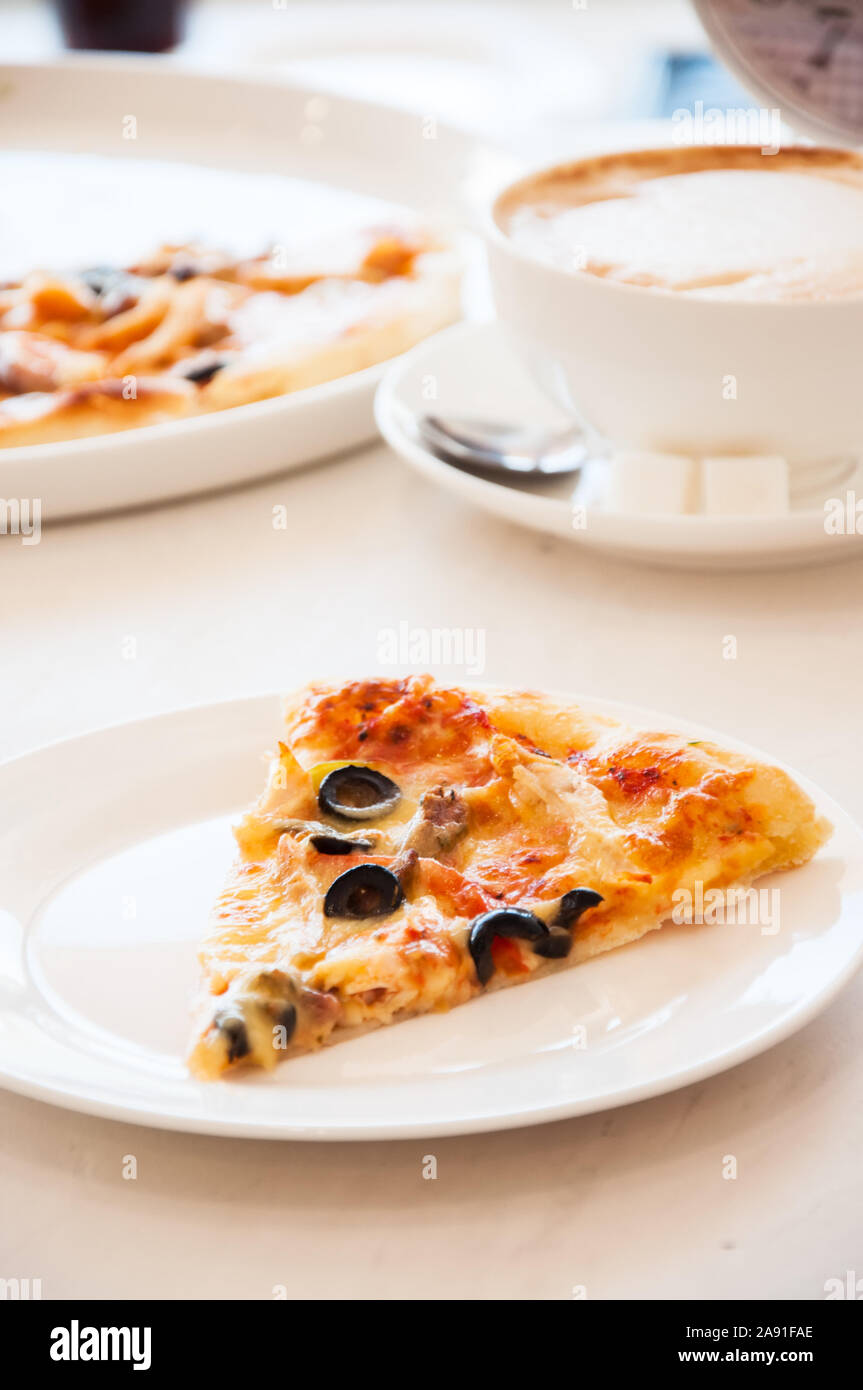 Une tranche de pizza mexicaine avec Hot Chili Peppers sur une table. Banque D'Images