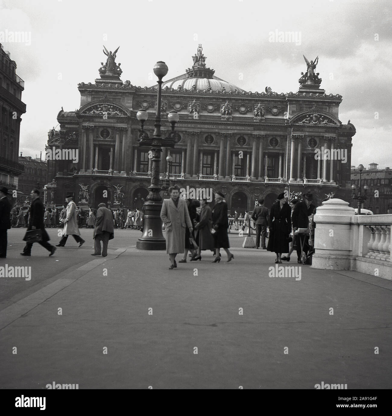 Les années 1950, vue historique du Palais Garnier ou de l'Opéra, place de l'Opéra, Paris, France, construit dans le style architectural baroque revival en 1875 sur instruction de l'empereur Napoléon III Le bâtiment a été conçu par Charles Garnier. Banque D'Images