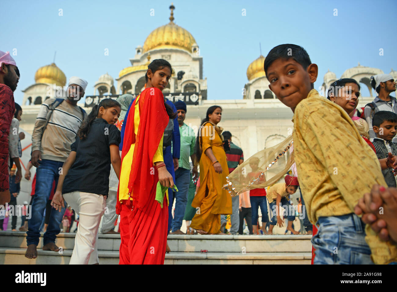 Les visiteurs du Temple Gurudwara Bangla Sahib à New Delhi, Inde, lorsque les gens commencent à célébrer le Gourou Nanak Jayanti Festival. Le Prince de Galles se rendra dans le pays cette semaine. Banque D'Images