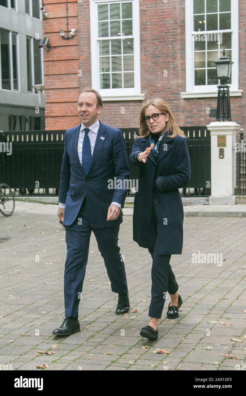 Westminster London, UK. 12 novembre, 2019. Les soins de santé et la protection sociale Secrétaire, Matthew Hancock quitte le quartier général du parti conservateur à Londres avec un aide comme ministres organiser une réunion pour discuter de la Cobra inondations qui ont dévasté les régions du nord de l'Angleterre. Credit : amer ghazzal/Alamy Live News Banque D'Images