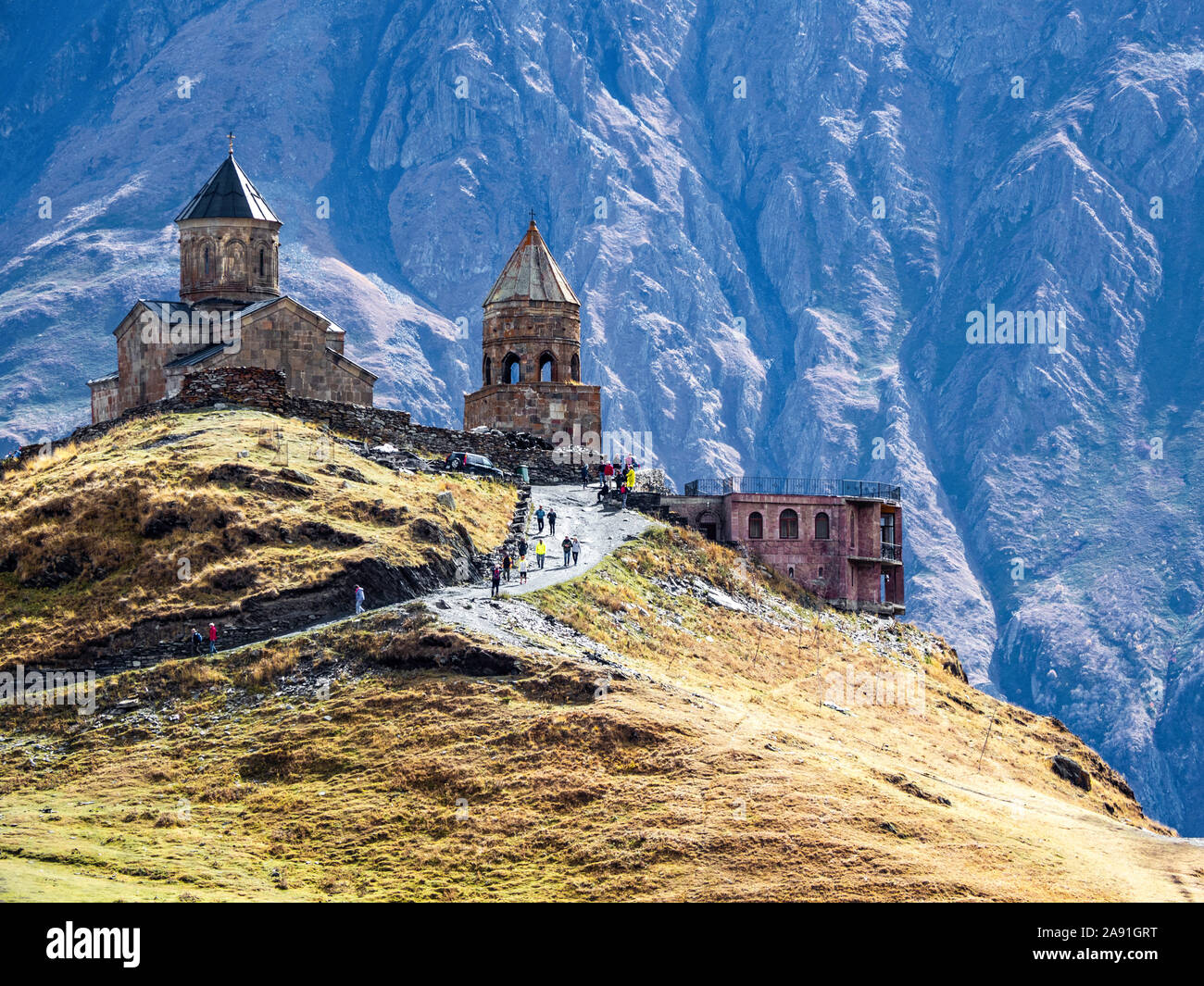 Monastère sainte trinité Gergeti, Géorgie. Dramatcially située dans les hautes montagnes du Caucase, près de la route militaire géorgienne Banque D'Images