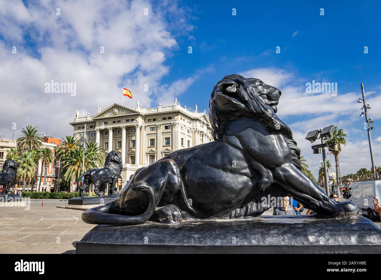 Barcelone, Espagne - Octobre 8, 2019 : personnes non identifiées par monument de Christophe Colomb à Barcelone, Espagne. 60m de hauteur ce monument a été bult dans 18 Banque D'Images