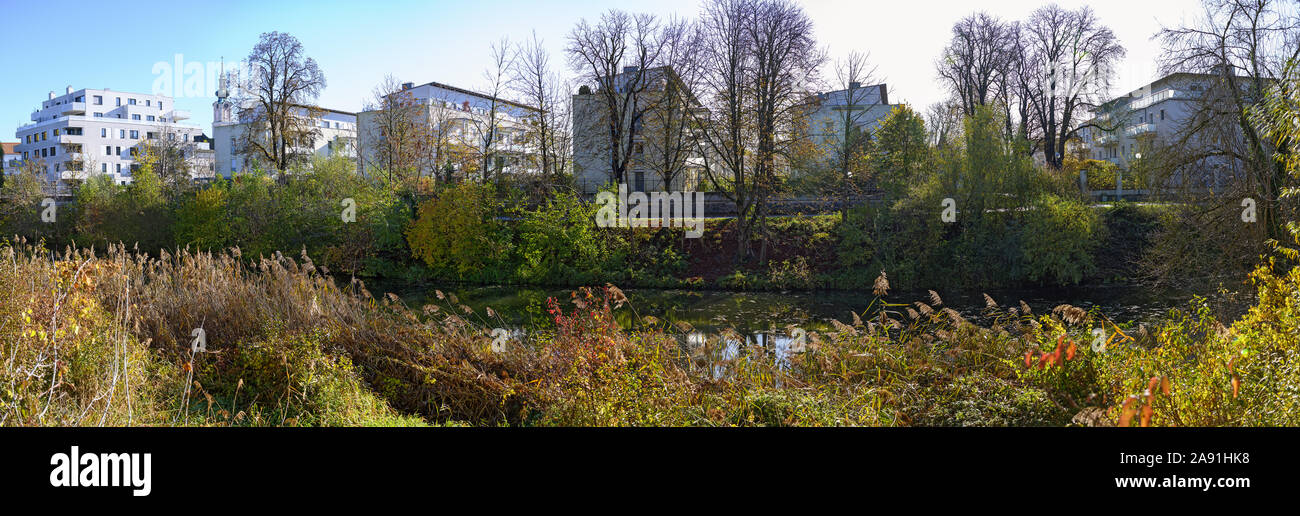 Vue panoramique sur le parc riverain et les maisons résidentielles voisines Banque D'Images