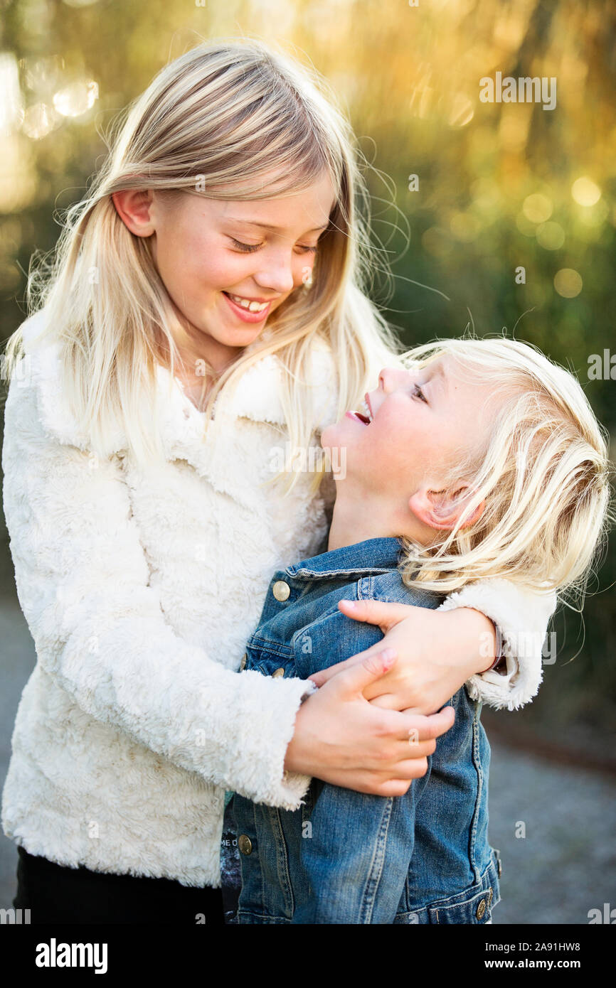 Frère et sœur hugging Banque D'Images