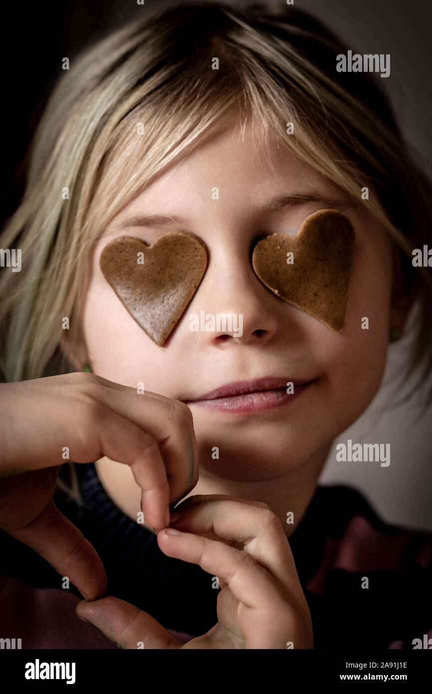 Fille avec coeur d'épices sur ses yeux Banque D'Images