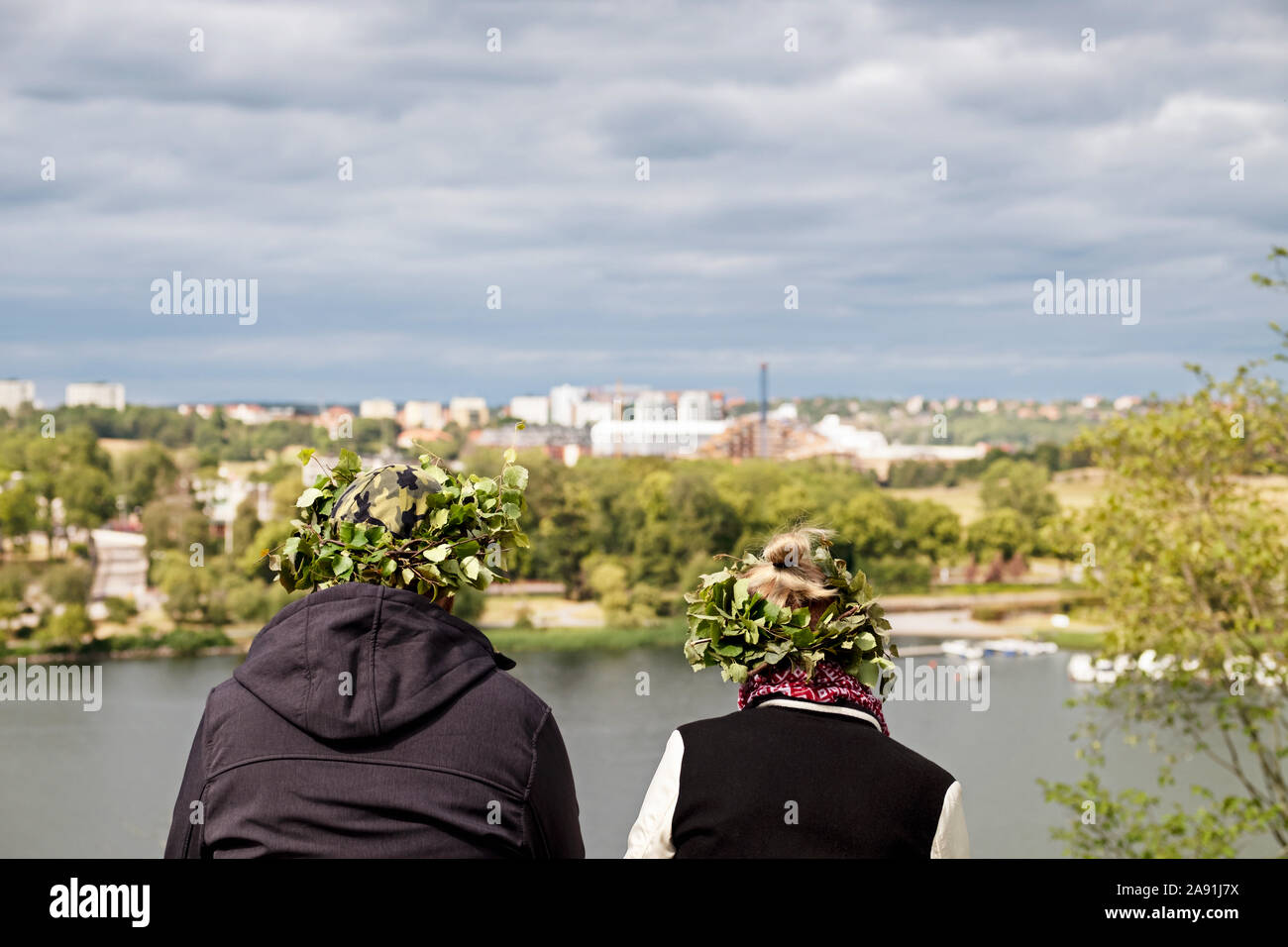 Les gens qui portent des couronnes de mi-été Banque D'Images