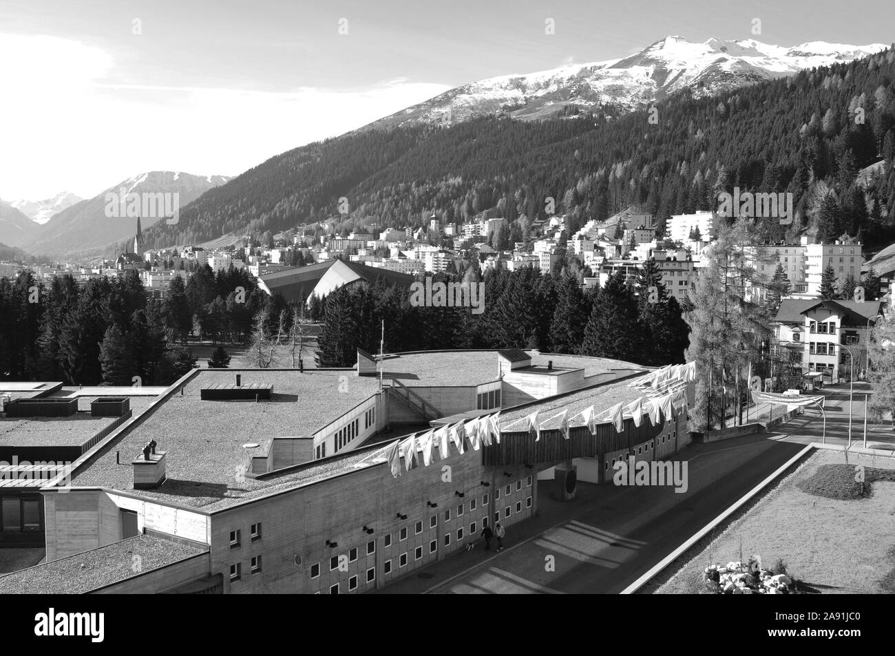 Le Centre de congrès de Davos, ville la plus haute d'Europe dans les Alpes Suisses Banque D'Images