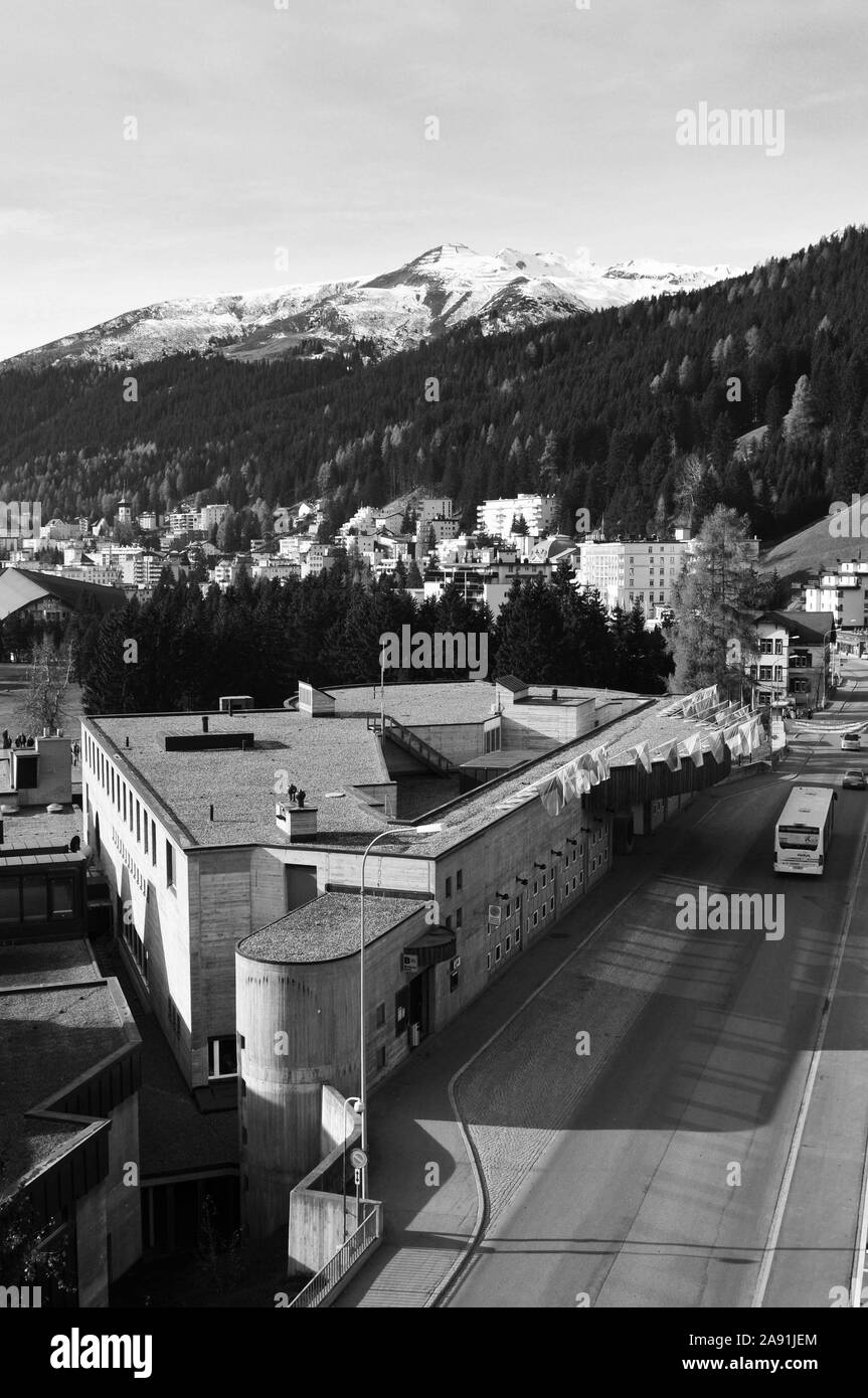 Le Centre de congrès de Davos, ville la plus haute d'Europe dans les Alpes Suisses Banque D'Images