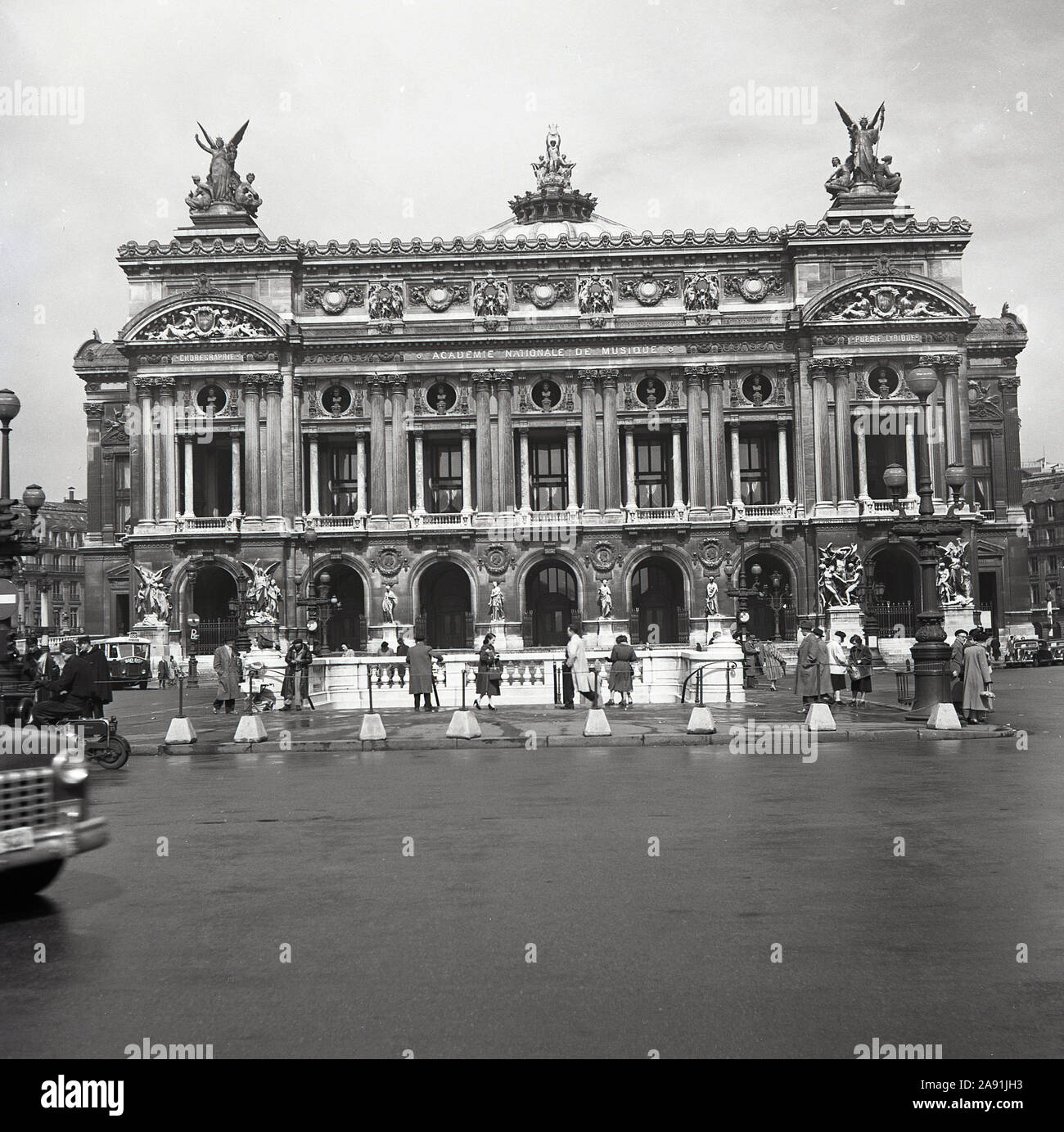 Années 1950, photo historique de J. Allan Cash montrant l'extérieur du Palais Garnier, Opéra National de Paris (Opéra) Paris, France, construit dans le style architectural de renaissance baroque de l'empereur Napoléon III Banque D'Images