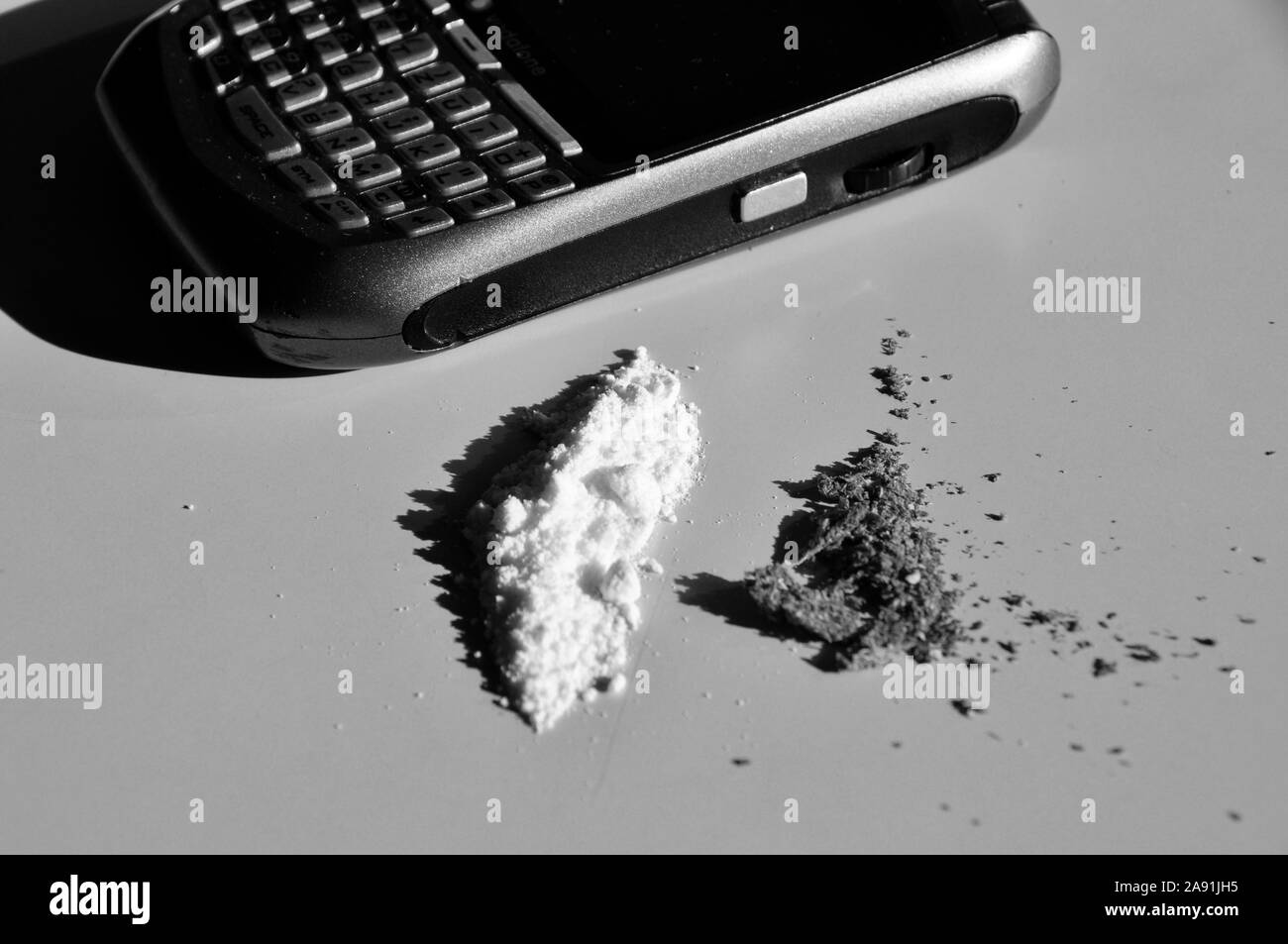 Drogue : la cocaïne, la marihuana, de chanvre et d'un téléphone mobil Banque D'Images