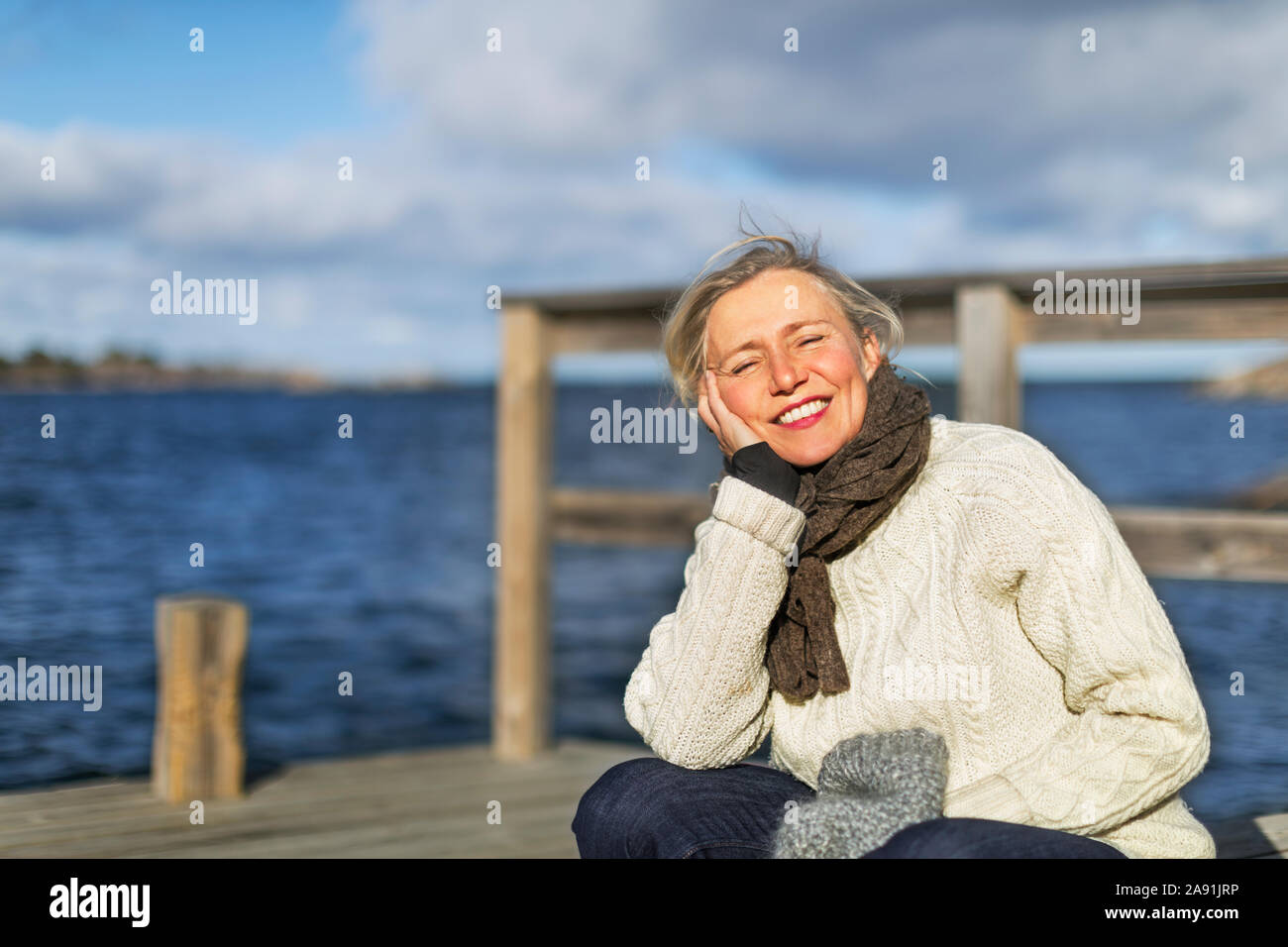 Smiling woman at Lake Banque D'Images