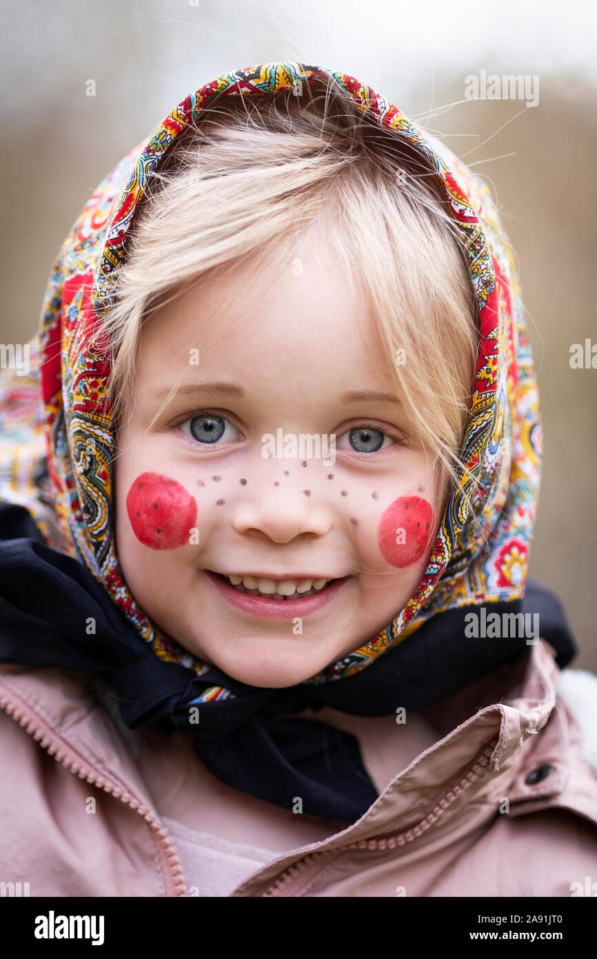 Fille déguisée en sorcière de Pâques Banque D'Images