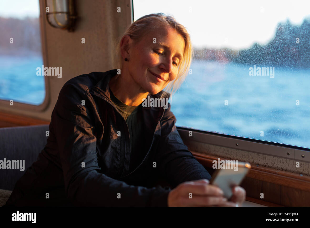 Smiling woman on ferry Banque D'Images